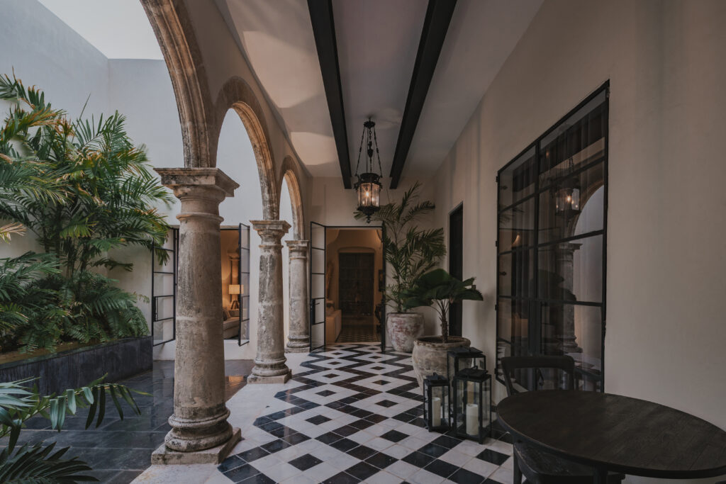Patio interior de Casa Japa, una casa patrimonial restaurada en el centro histórico de Campeche, con arquitectura colonial, vegetación y ambiente tranquilo.