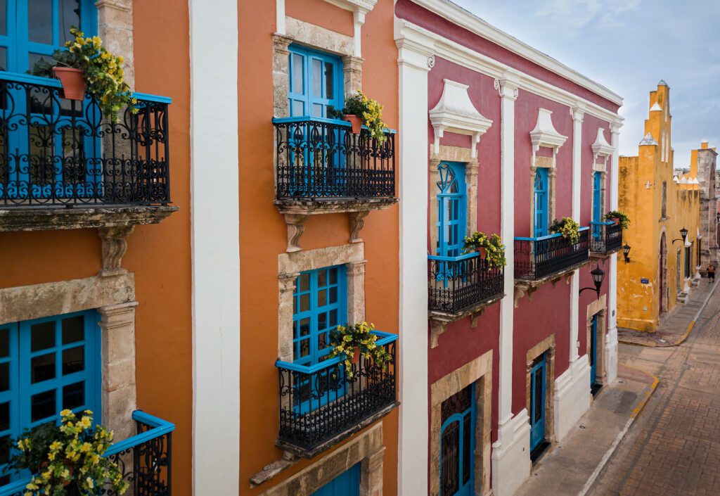 Fachadas coloniales de colores en el centro histórico de Campeche — Patrimonio Mundial UNESCO