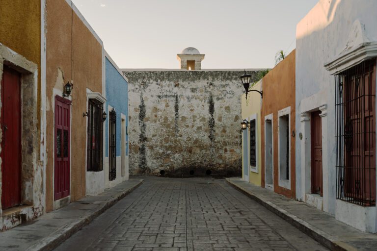 Calle colonial junto a las murallas de Campeche — centro histórico Patrimonio Mundial UNESCO