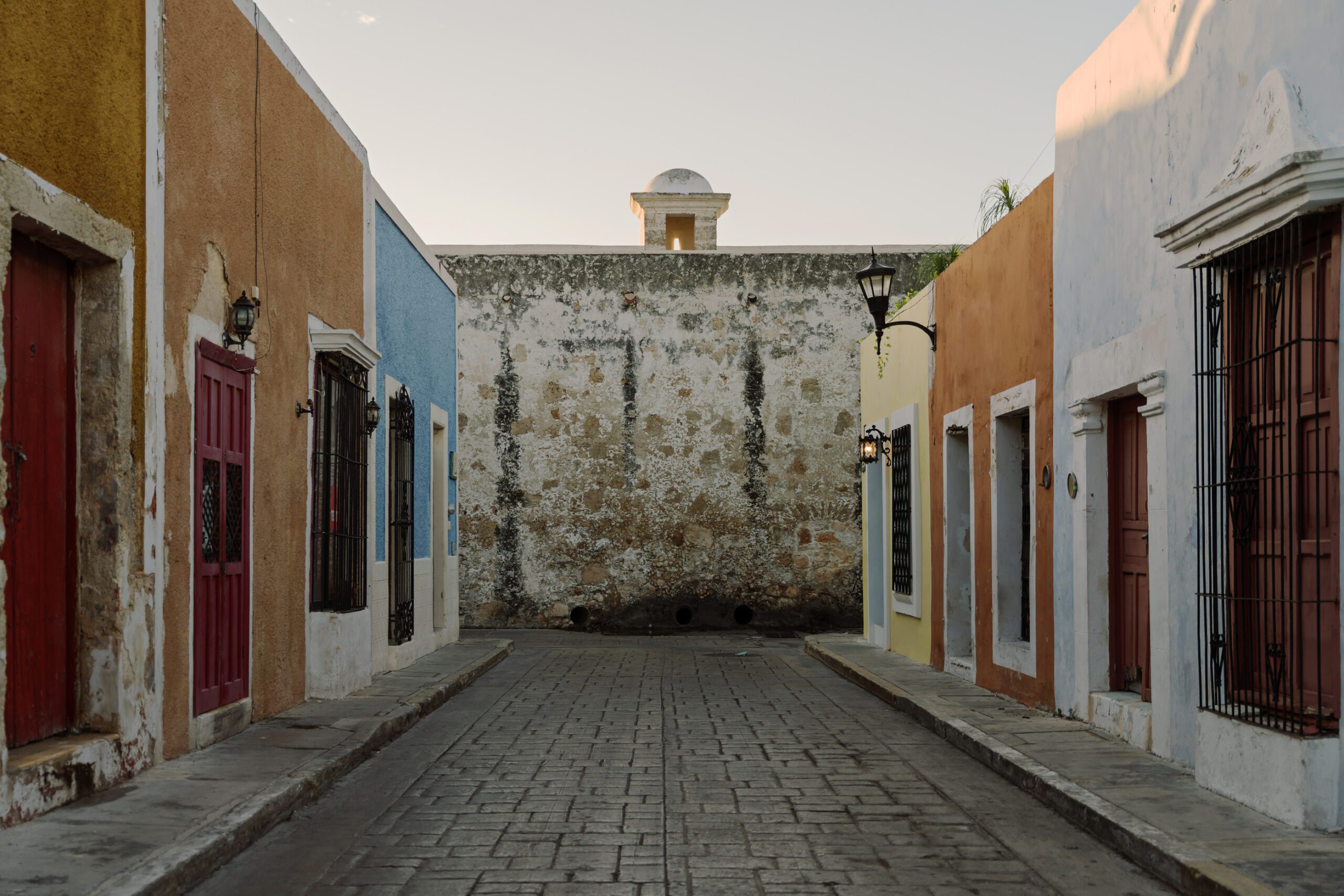 Calle colonial junto a las murallas de Campeche — centro histórico Patrimonio Mundial UNESCO